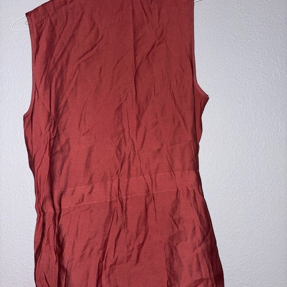 Sleeveless Red Zip-Up Blouse - Picture 2 of 3